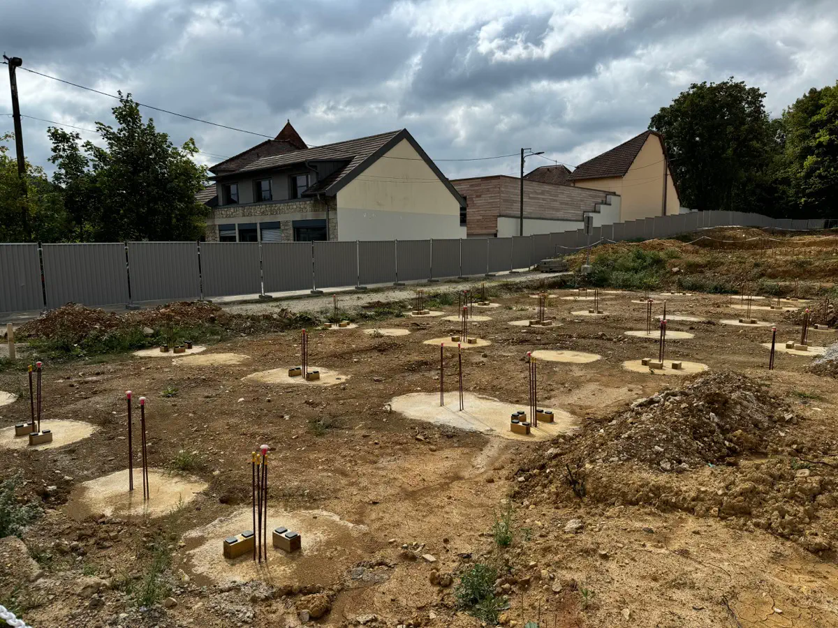 Fondations et semelles en attente de coulage